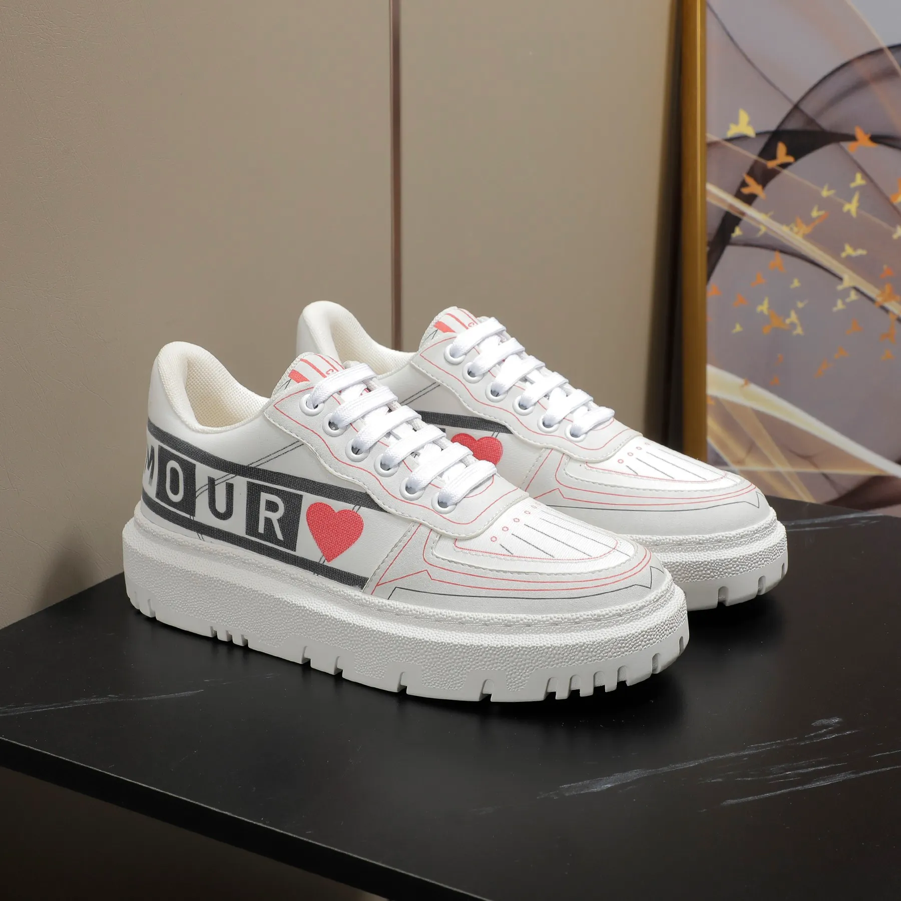 👟👟Ex-factory price 460👟👟 2021ssDior casual white shoes, the same style as the ready-to-wear series 1️⃣Original mold opening 2️⃣Original cowhide➕Breathable mesh lining 3️⃣TPU evacuation outsole 4️⃣Injected latex sheepskin feet 5️⃣Full package at the counter Code number 35-40 (41 can be customized)